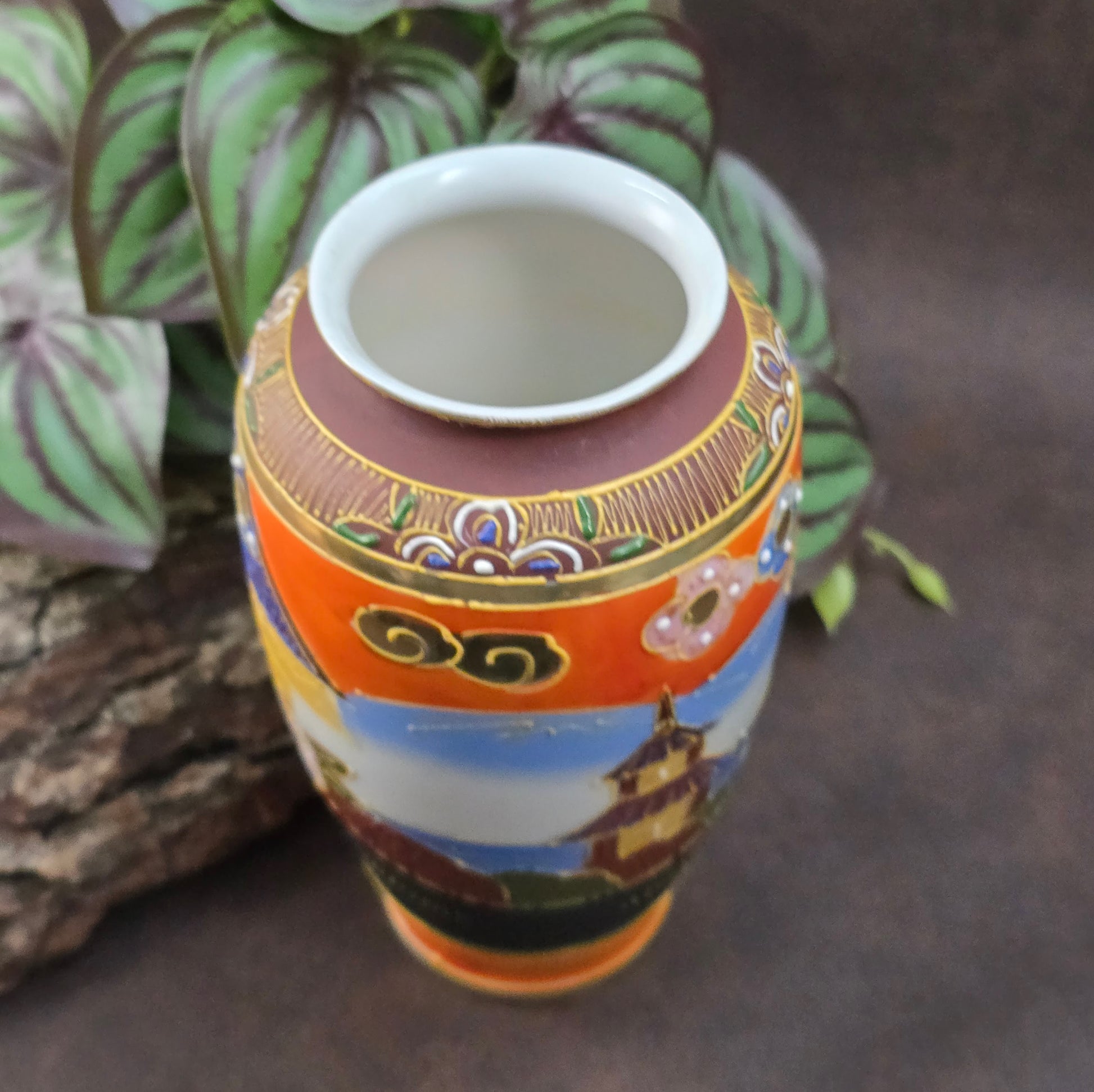 Feine Japan-Vase im Satsuma-Stil mit Geisha-Motiv & Golddekor. Handwerk aus den 1960er/70er Jahren – perfekt für Sammler:innen & Vintage-Einrichtungsfans.

