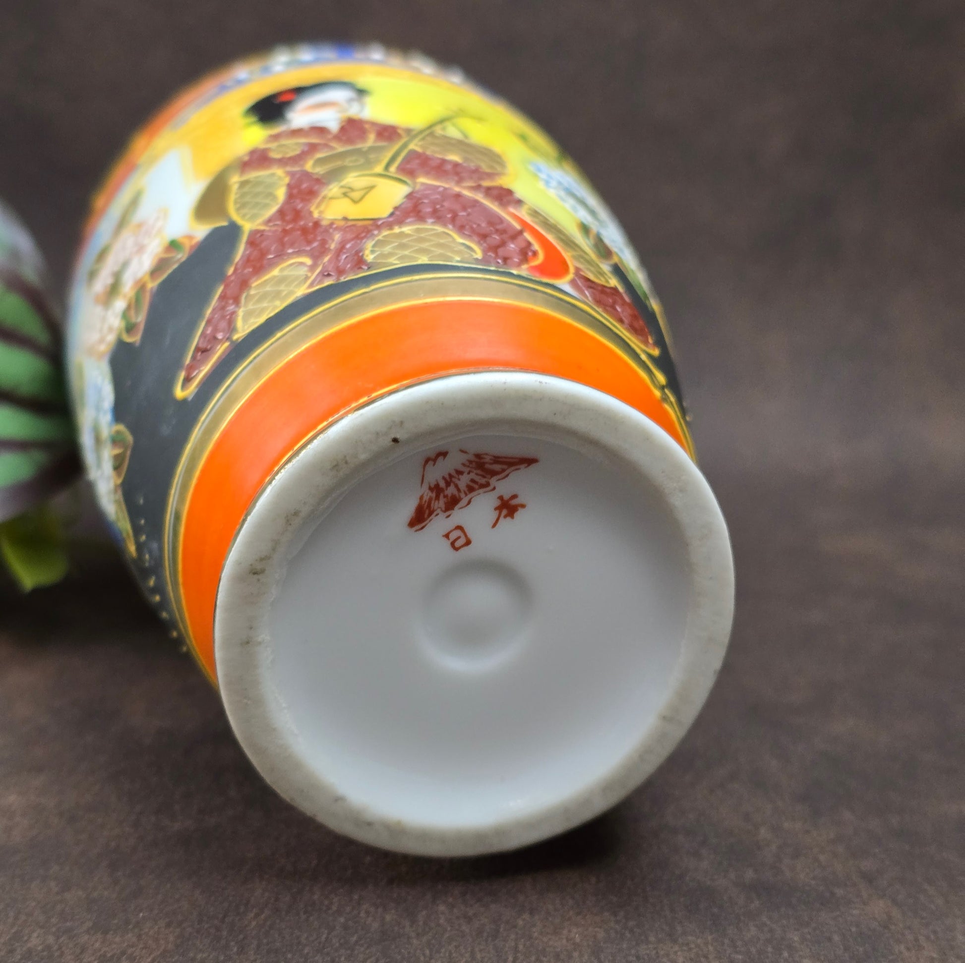 Feine Japan-Vase im Satsuma-Stil mit Geisha-Motiv & Golddekor. Handwerk aus den 1960er/70er Jahren – perfekt für Sammler:innen & Vintage-Einrichtungsfans.


