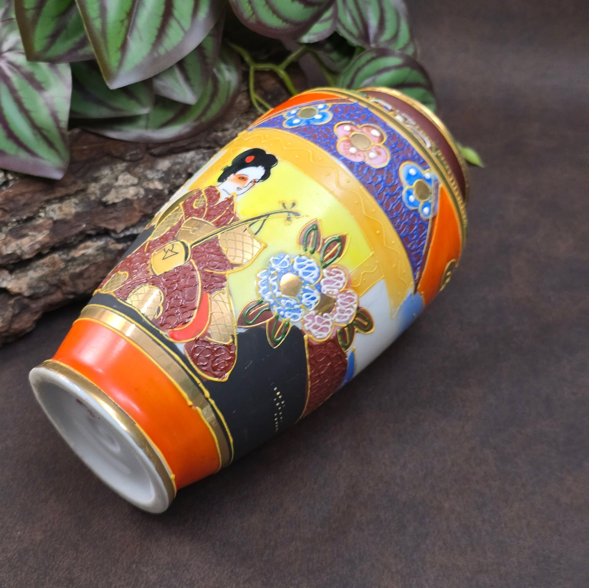 Feine Japan-Vase im Satsuma-Stil mit Geisha-Motiv & Golddekor. Handwerk aus den 1960er/70er Jahren – perfekt für Sammler:innen & Vintage-Einrichtungsfans.

