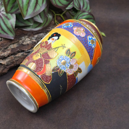 Feine Japan-Vase im Satsuma-Stil mit Geisha-Motiv & Golddekor. Handwerk aus den 1960er/70er Jahren – perfekt für Sammler:innen & Vintage-Einrichtungsfans.

