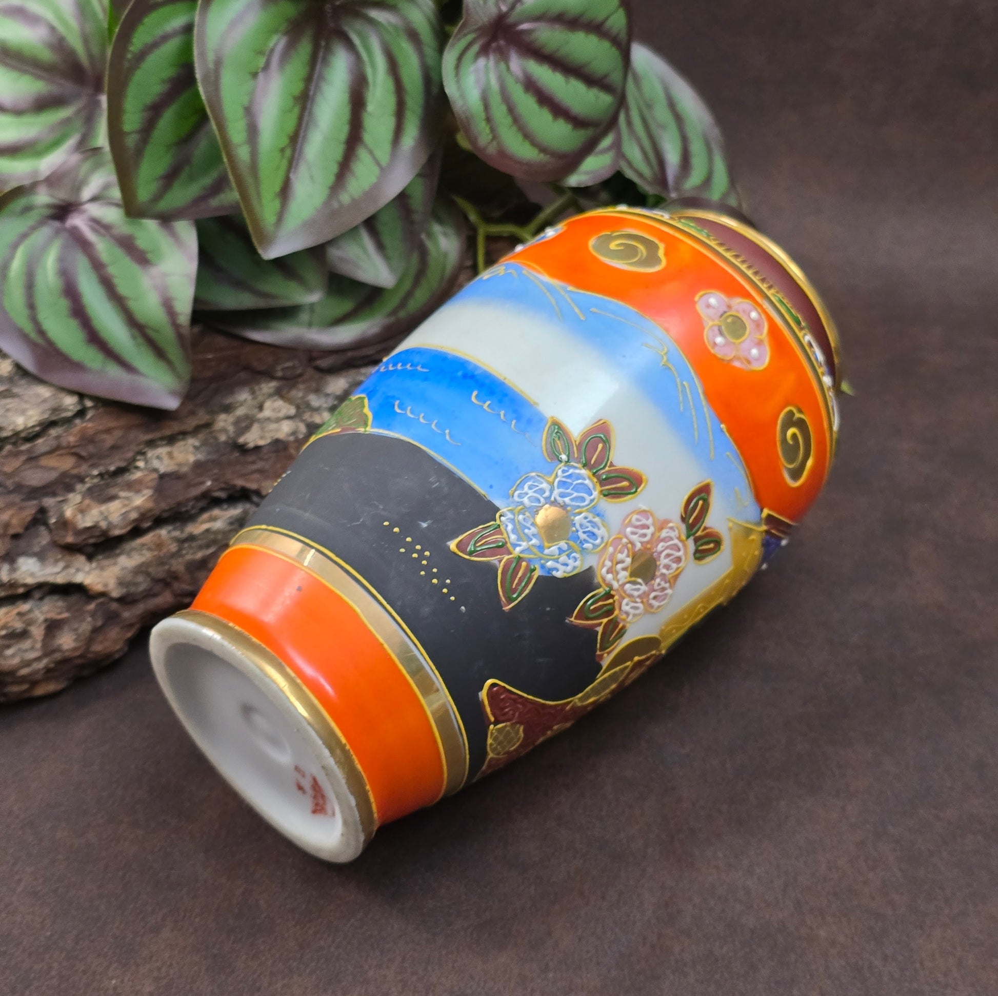 Feine Japan-Vase im Satsuma-Stil mit Geisha-Motiv & Golddekor. Handwerk aus den 1960er/70er Jahren – perfekt für Sammler:innen & Vintage-Einrichtungsfans.

