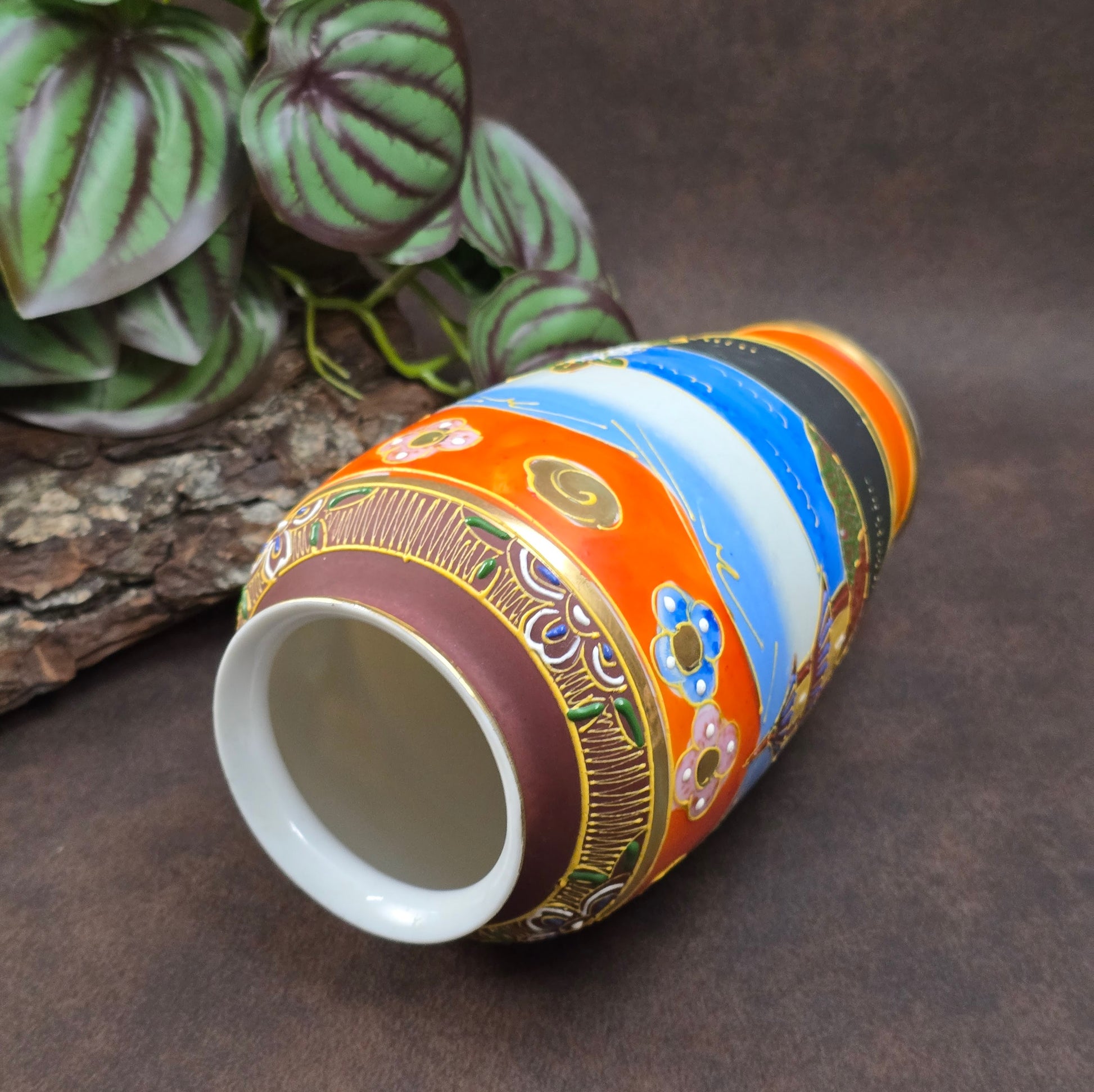 Feine Japan-Vase im Satsuma-Stil mit Geisha-Motiv & Golddekor. Handwerk aus den 1960er/70er Jahren – perfekt für Sammler:innen & Vintage-Einrichtungsfans.

