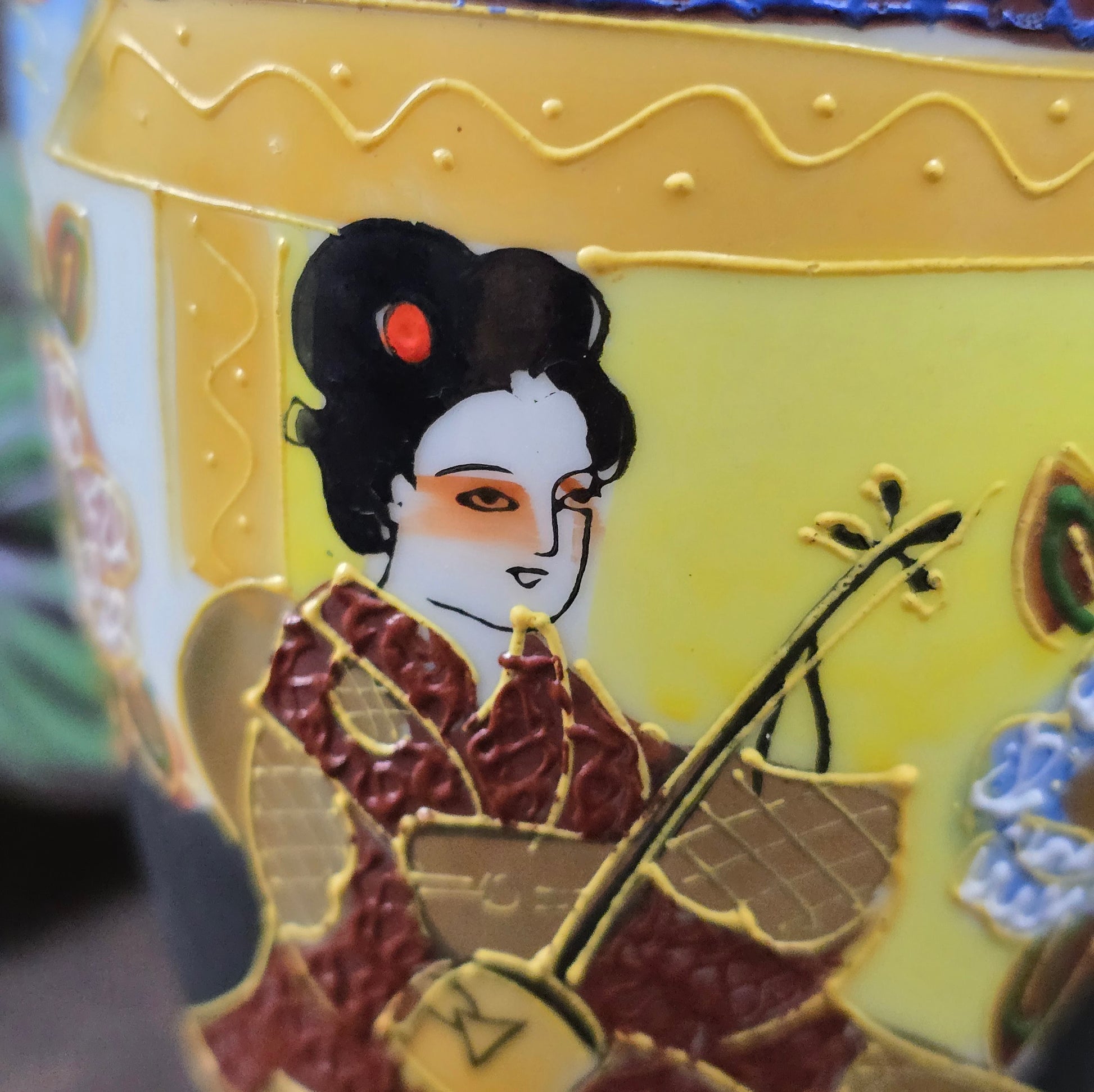 Feine Japan-Vase im Satsuma-Stil mit Geisha-Motiv & Golddekor. Handwerk aus den 1960er/70er Jahren – perfekt für Sammler:innen & Vintage-Einrichtungsfans.

