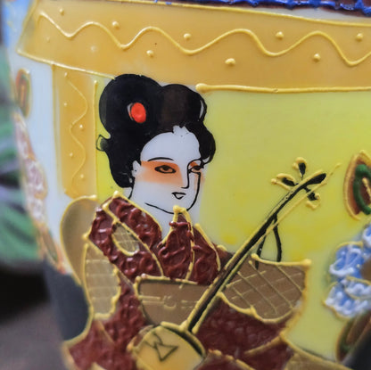 Feine Japan-Vase im Satsuma-Stil mit Geisha-Motiv & Golddekor. Handwerk aus den 1960er/70er Jahren – perfekt für Sammler:innen & Vintage-Einrichtungsfans.

