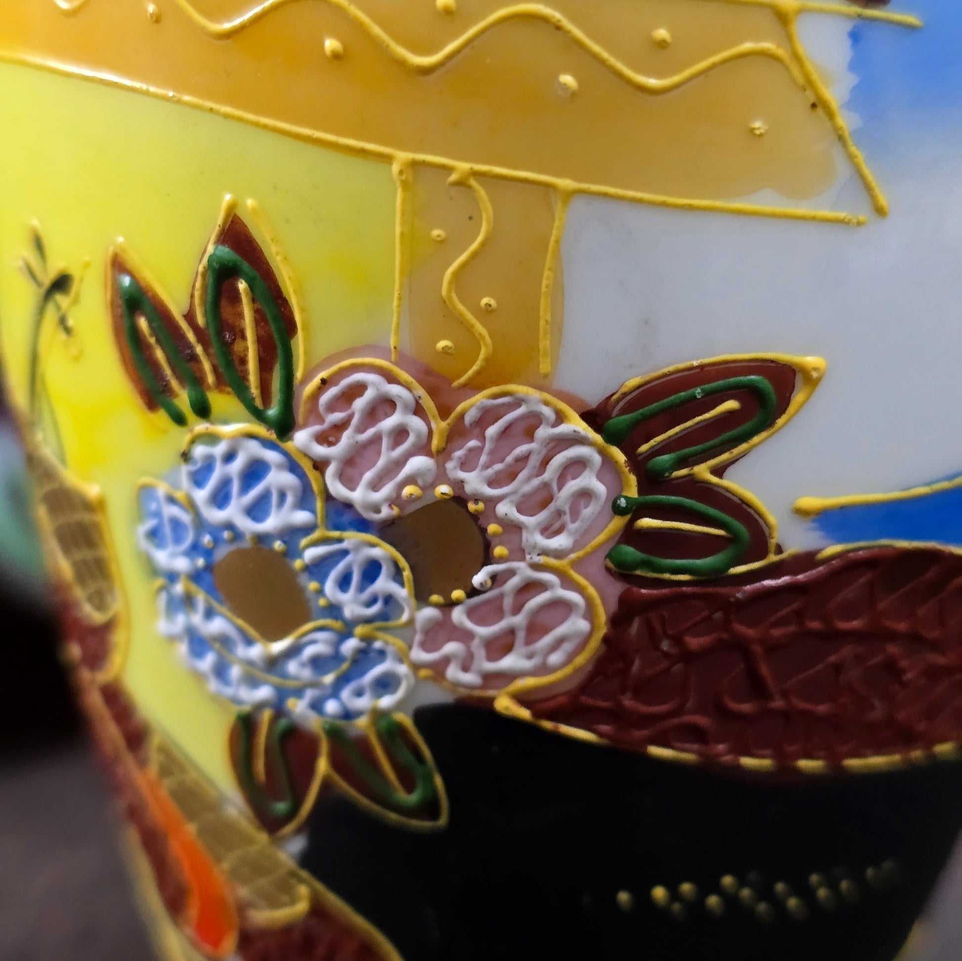 Feine Japan-Vase im Satsuma-Stil mit Geisha-Motiv & Golddekor. Handwerk aus den 1960er/70er Jahren – perfekt für Sammler:innen & Vintage-Einrichtungsfans.

