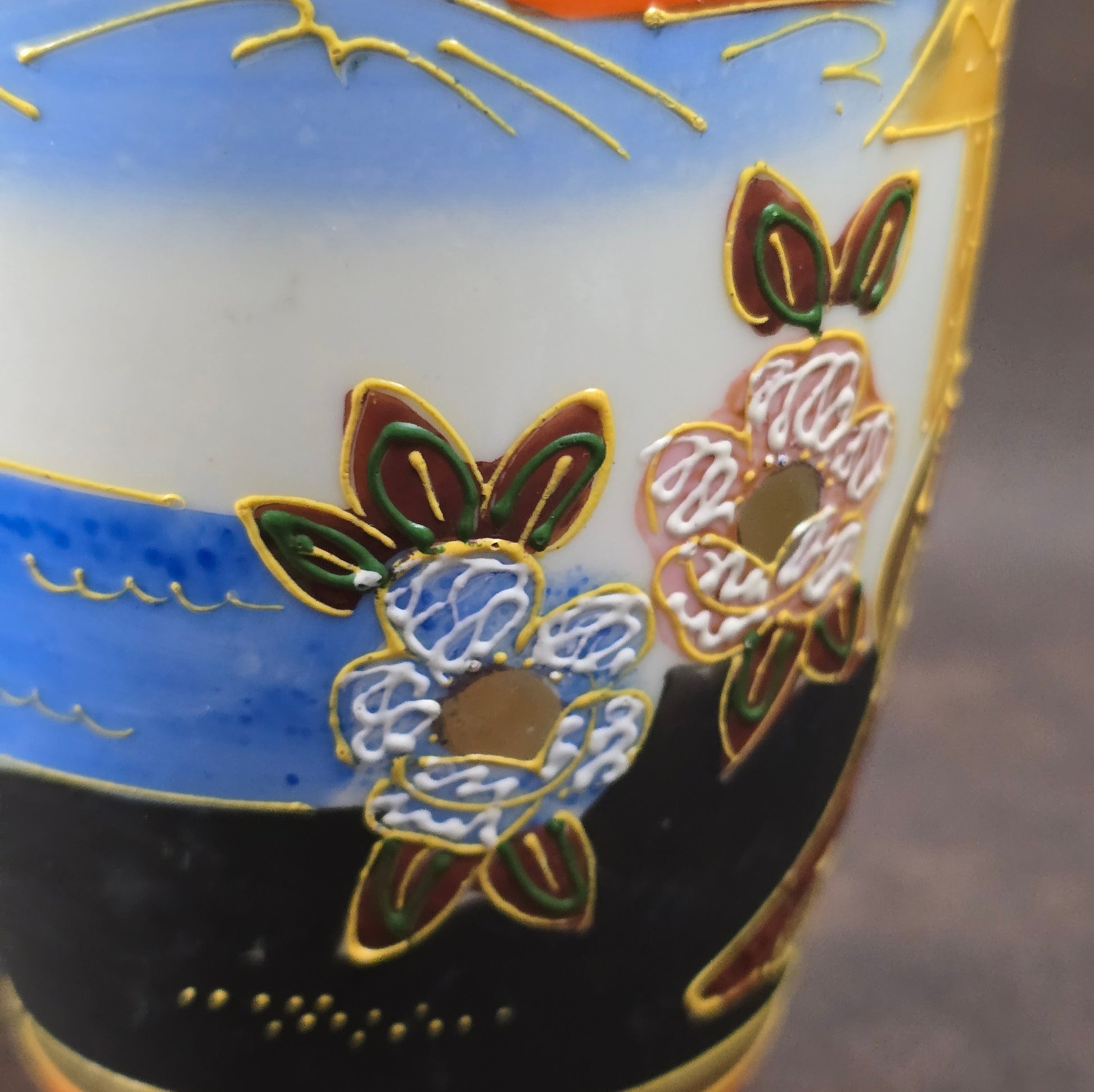 Feine Japan-Vase im Satsuma-Stil mit Geisha-Motiv & Golddekor. Handwerk aus den 1960er/70er Jahren – perfekt für Sammler:innen & Vintage-Einrichtungsfans.

