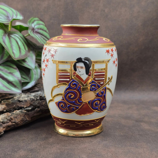 Vintage Vase aus Japan mit Geisha-Motiv & Golddekor. Kunka Tokusen Exportporzellan der 60er/70er Jahre – dekorativ & perfekt für deine Vintage Wohnung.