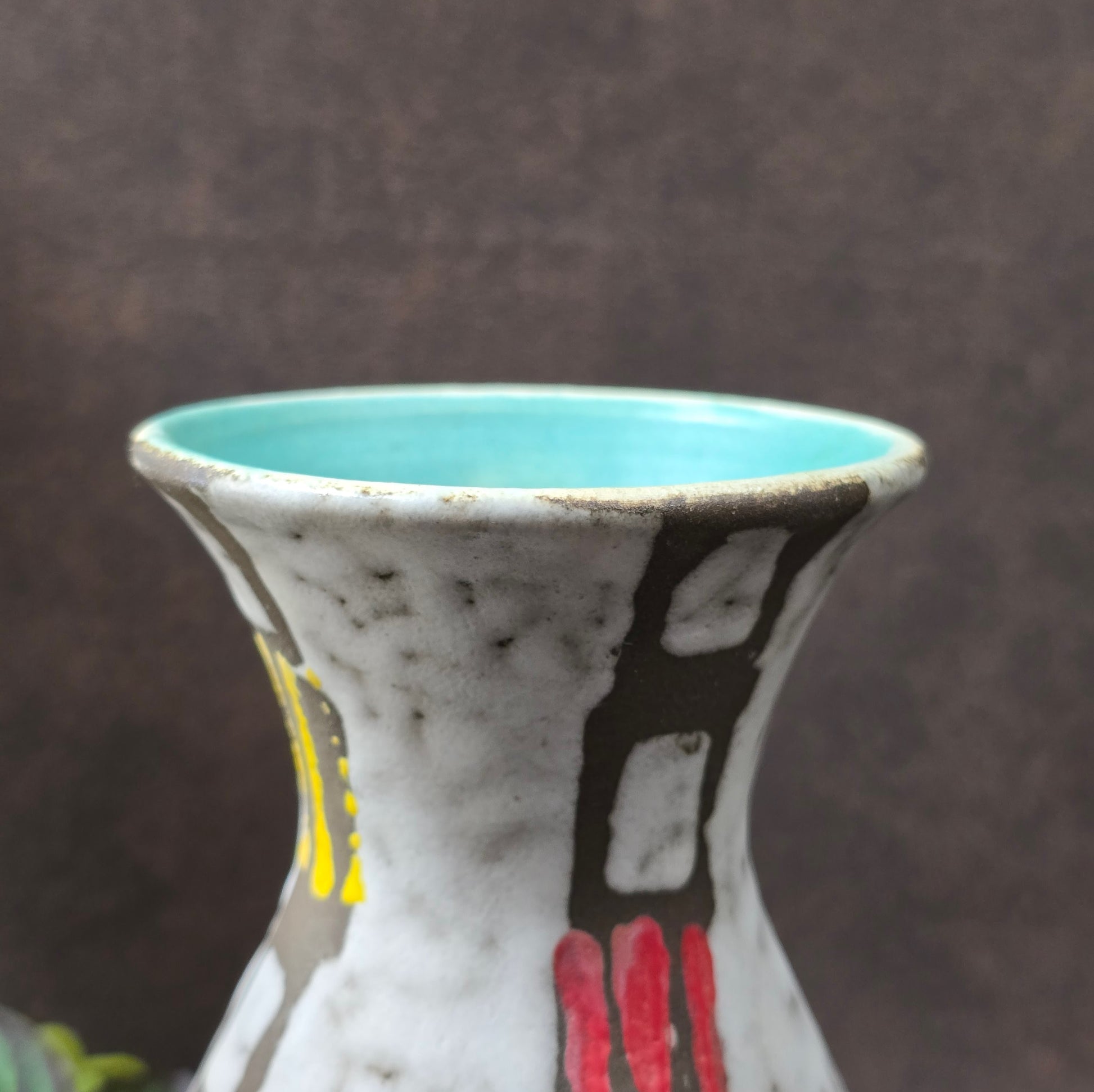 Jasba Keramikvase im Mid-Century-Stil – 60er/70er Original aus West Germany, Türkis-Innenglasur & farbiges Reliefmuster, top erhalten.