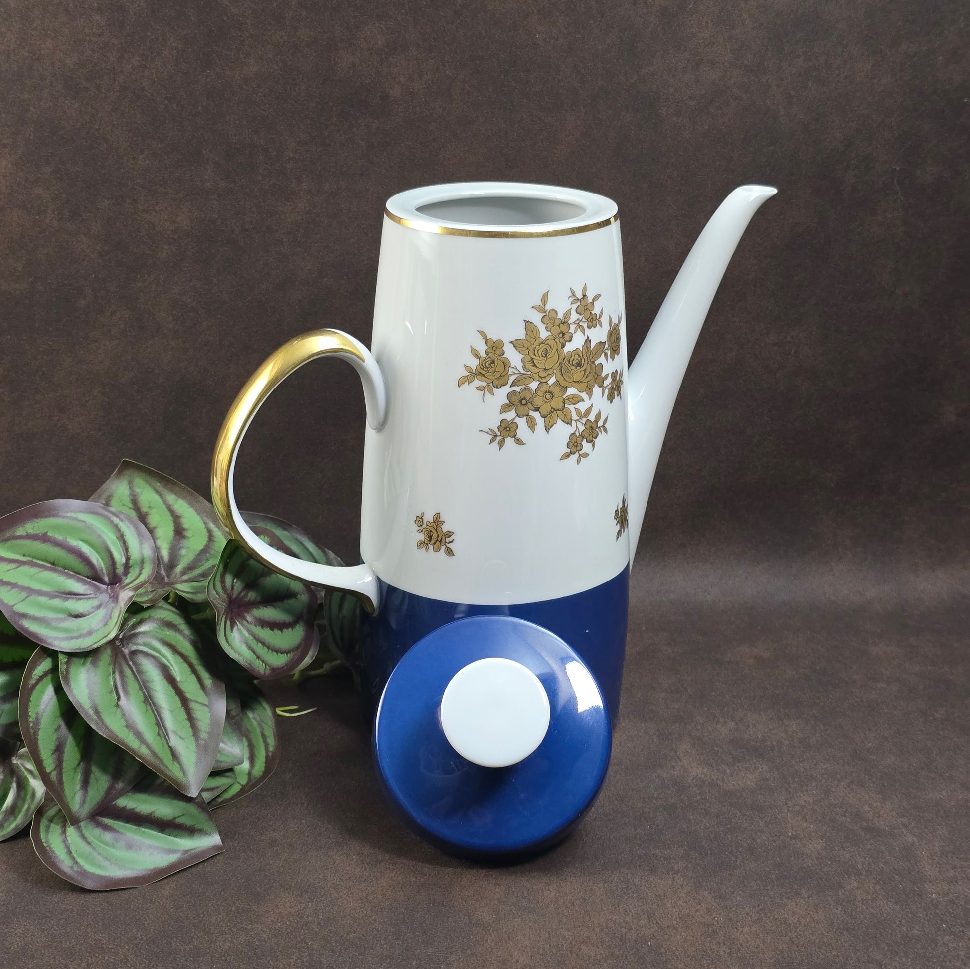 Elegante Vintage-Kaffeekanne von Lichte Fine China (DDR) im Art-Deco-Stil – Blau-Weiß mit Gold. Ideal als Ersatzkanne oder stilvolles Einzelstück.
