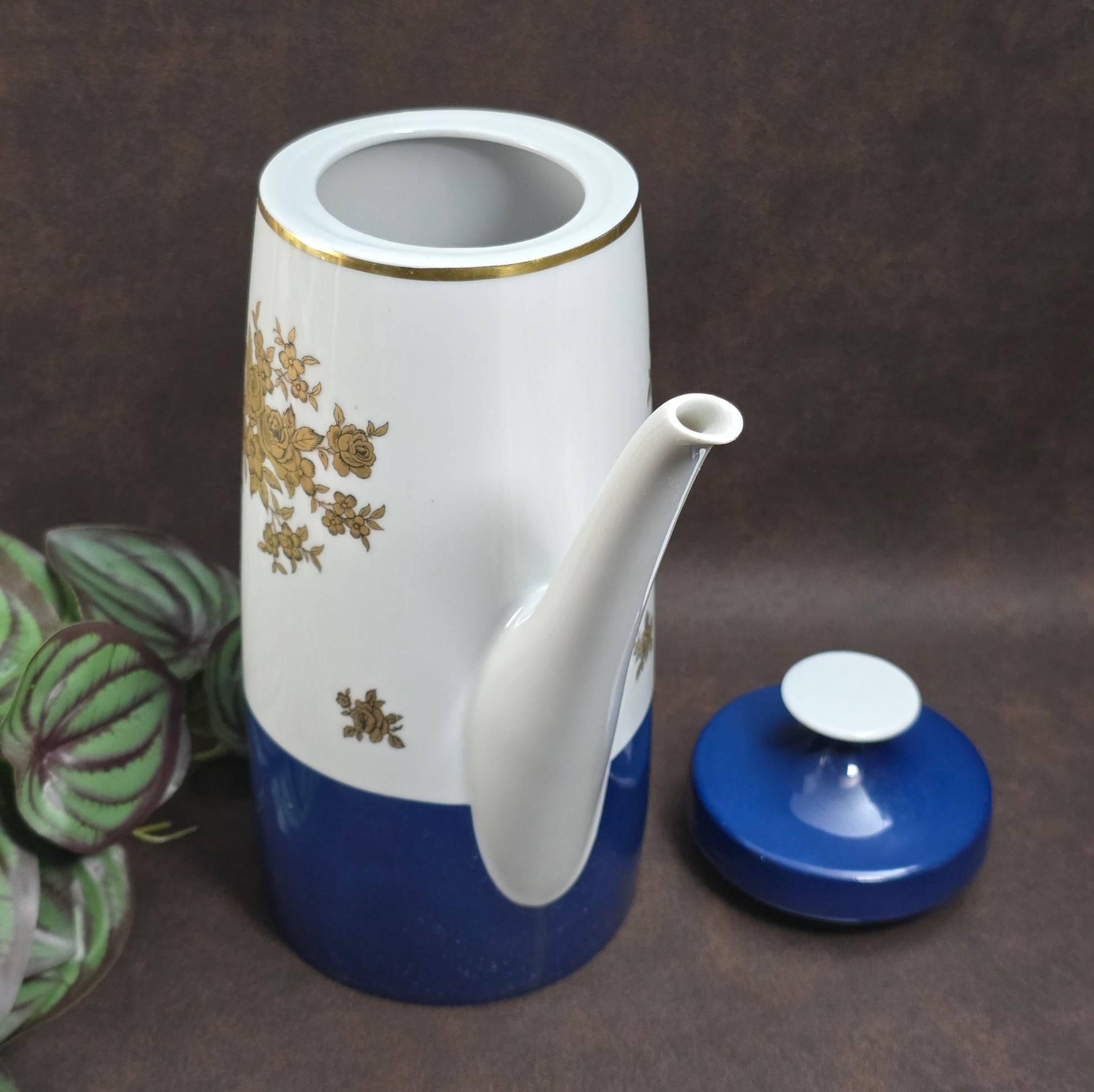 Elegante Vintage-Kaffeekanne von Lichte Fine China (DDR) im Art-Deco-Stil – Blau-Weiß mit Gold. Ideal als Ersatzkanne oder stilvolles Einzelstück.