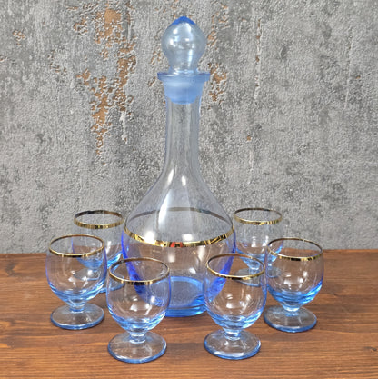 Elegantes Vintage-Likörset aus blauem Bohemia-Glas mit Goldrand, bestehend aus Karaffe und sechs Gläsern, 1960er–1970er Jahre.
