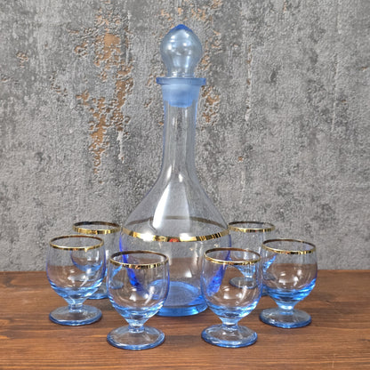 Elegantes Vintage-Likörset aus blauem Bohemia-Glas mit Goldrand, bestehend aus Karaffe und sechs Gläsern, 1960er–1970er Jahre.