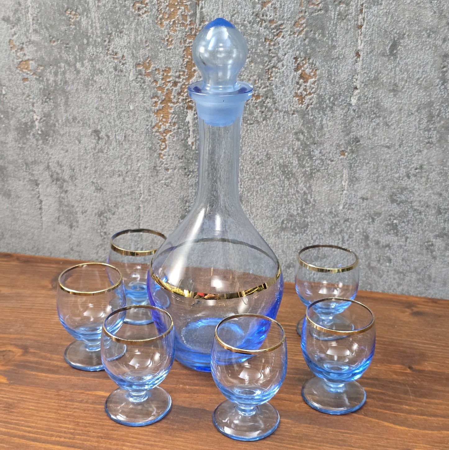 Elegantes Vintage-Likörset aus blauem Bohemia-Glas mit Goldrand, bestehend aus Karaffe und sechs Gläsern, 1960er–1970er Jahre.