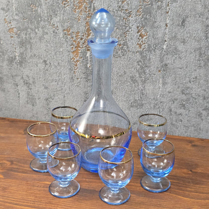 Elegantes Vintage-Likörset aus blauem Bohemia-Glas mit Goldrand, bestehend aus Karaffe und sechs Gläsern, 1960er–1970er Jahre.