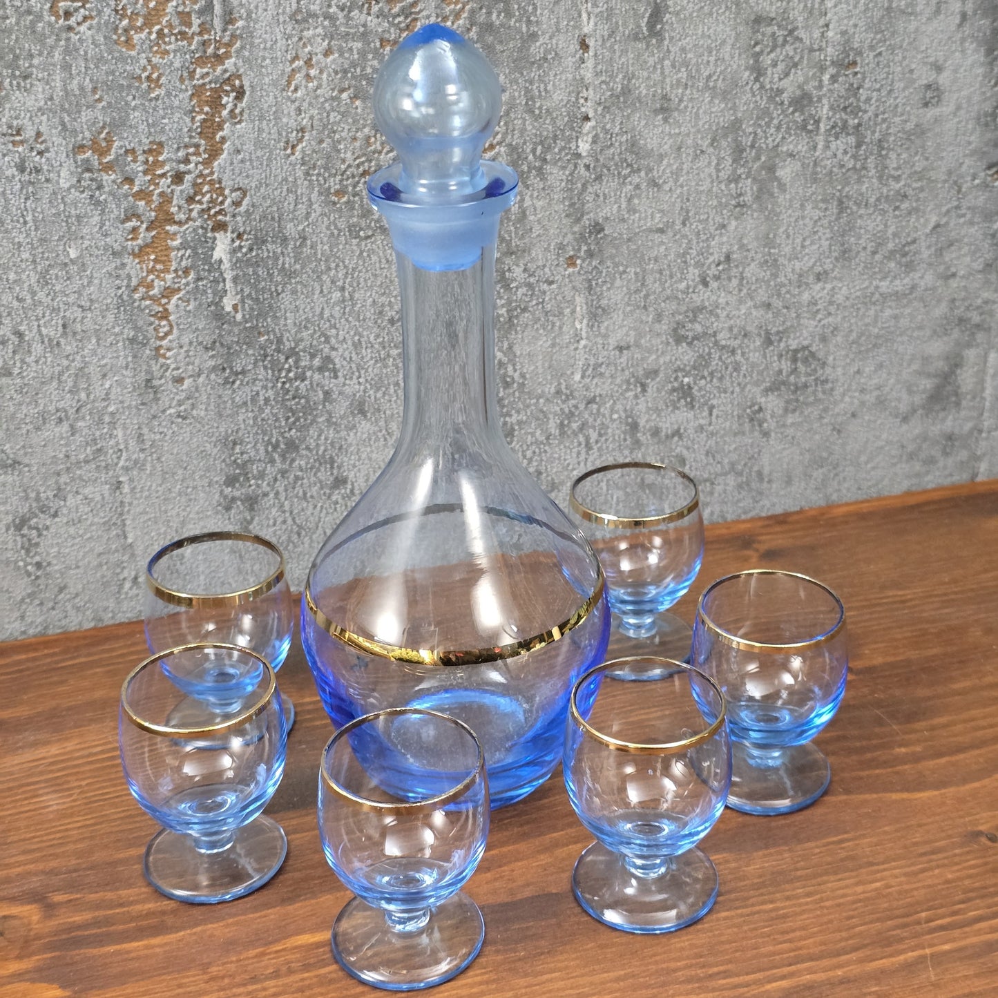 Elegantes Vintage-Likörset aus blauem Bohemia-Glas mit Goldrand, bestehend aus Karaffe und sechs Gläsern, 1960er–1970er Jahre.