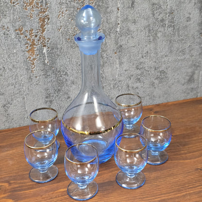 Elegantes Vintage-Likörset aus blauem Bohemia-Glas mit Goldrand, bestehend aus Karaffe und sechs Gläsern, 1960er–1970er Jahre.