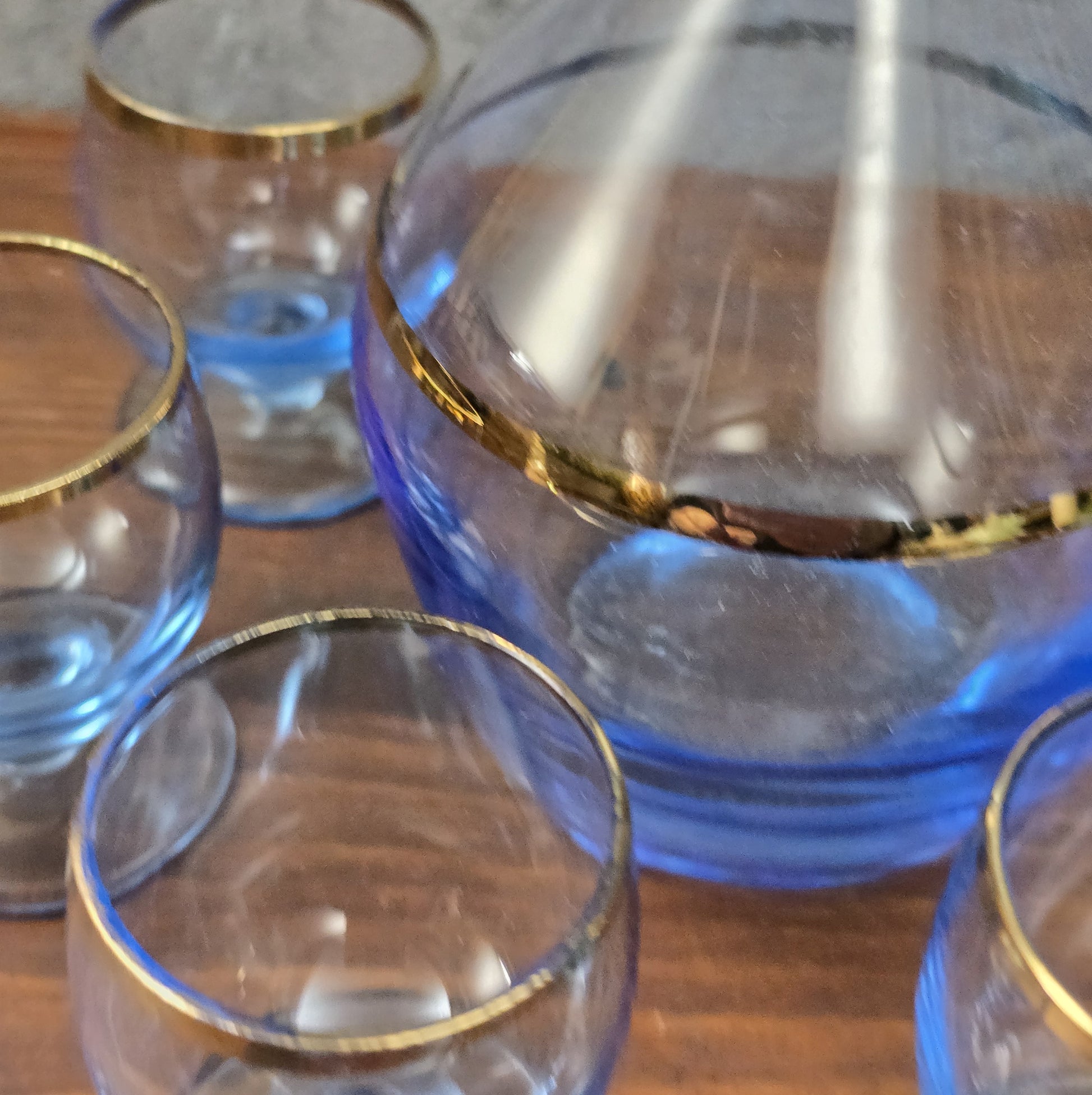 Elegantes Vintage-Likörset aus blauem Bohemia-Glas mit Goldrand, bestehend aus Karaffe und sechs Gläsern, 1960er–1970er Jahre.