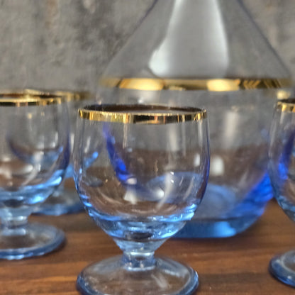 Elegantes Vintage-Likörset aus blauem Bohemia-Glas mit Goldrand, bestehend aus Karaffe und sechs Gläsern, 1960er–1970er Jahre.