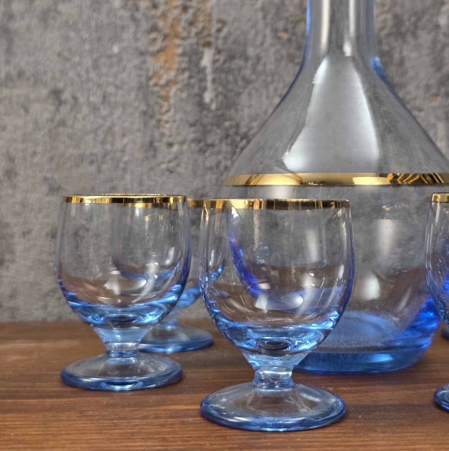 Elegantes Vintage-Likörset aus blauem Bohemia-Glas mit Goldrand, bestehend aus Karaffe und sechs Gläsern, 1960er–1970er Jahre.