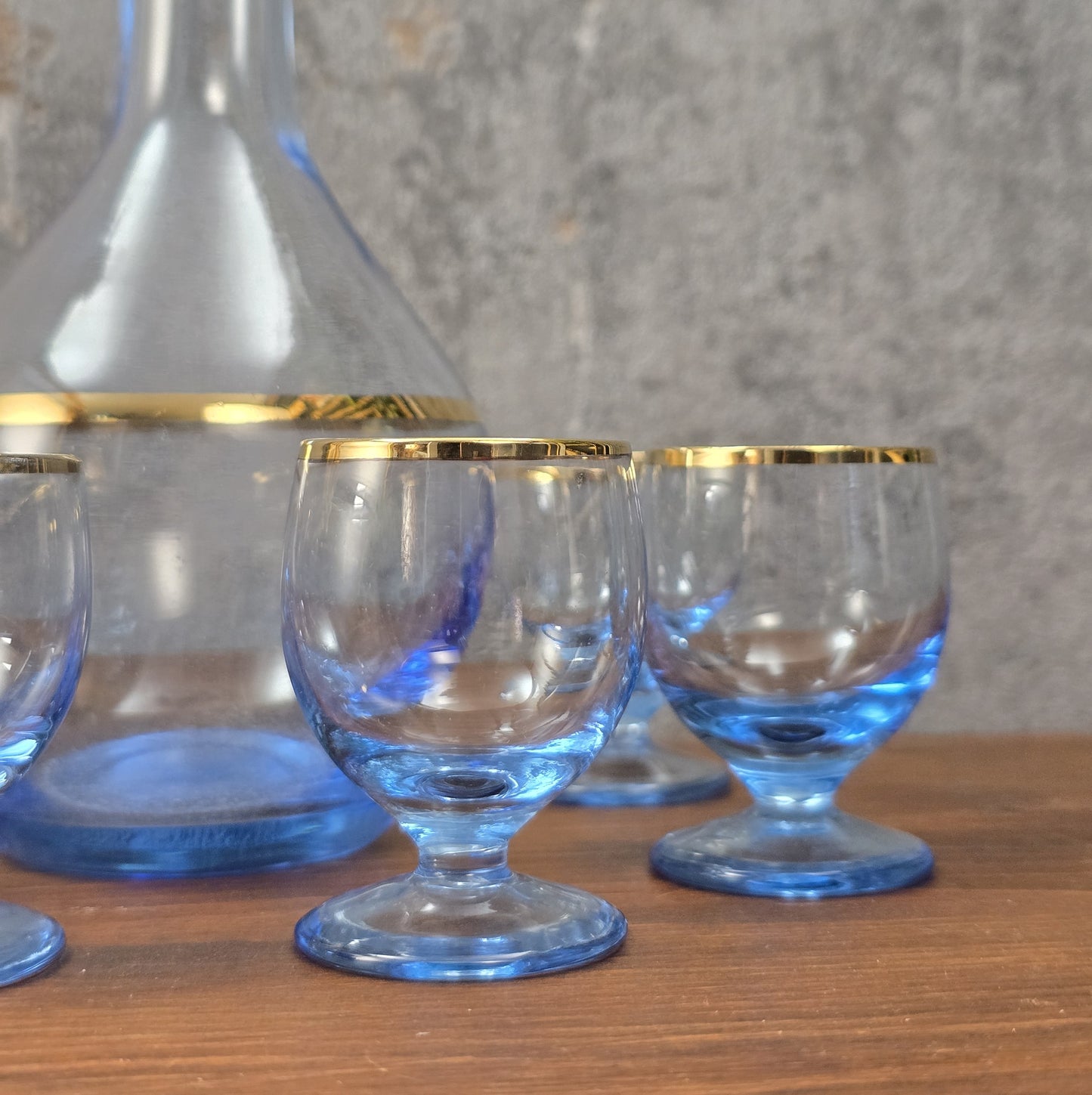 Elegantes Vintage-Likörset aus blauem Bohemia-Glas mit Goldrand, bestehend aus Karaffe und sechs Gläsern, 1960er–1970er Jahre.