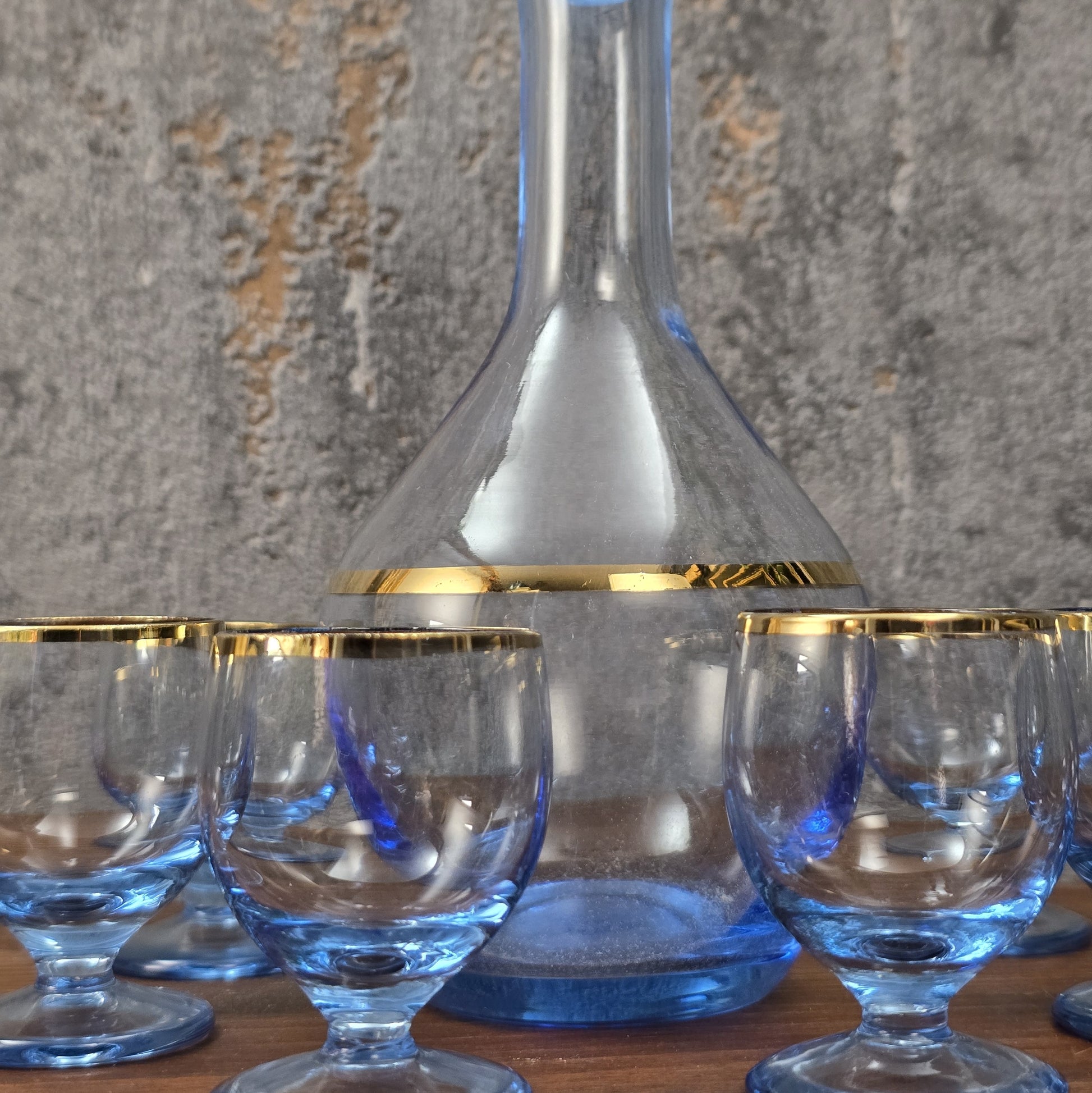 Elegantes Vintage-Likörset aus blauem Bohemia-Glas mit Goldrand, bestehend aus Karaffe und sechs Gläsern, 1960er–1970er Jahre.