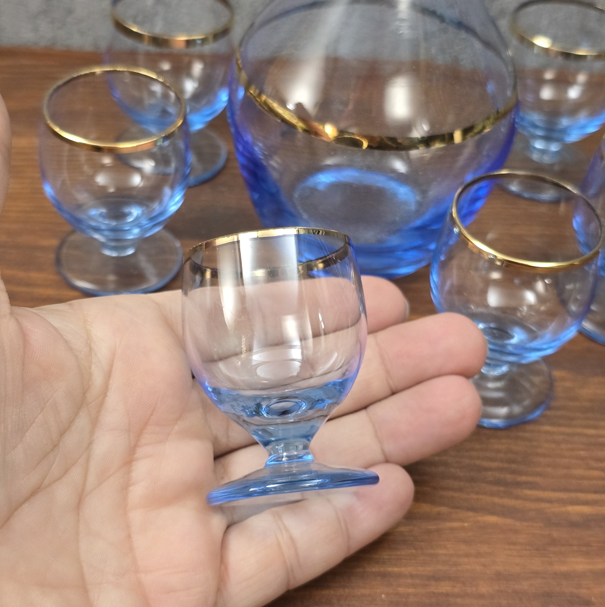 Elegantes Vintage-Likörset aus blauem Bohemia-Glas mit Goldrand, bestehend aus Karaffe und sechs Gläsern, 1960er–1970er Jahre.