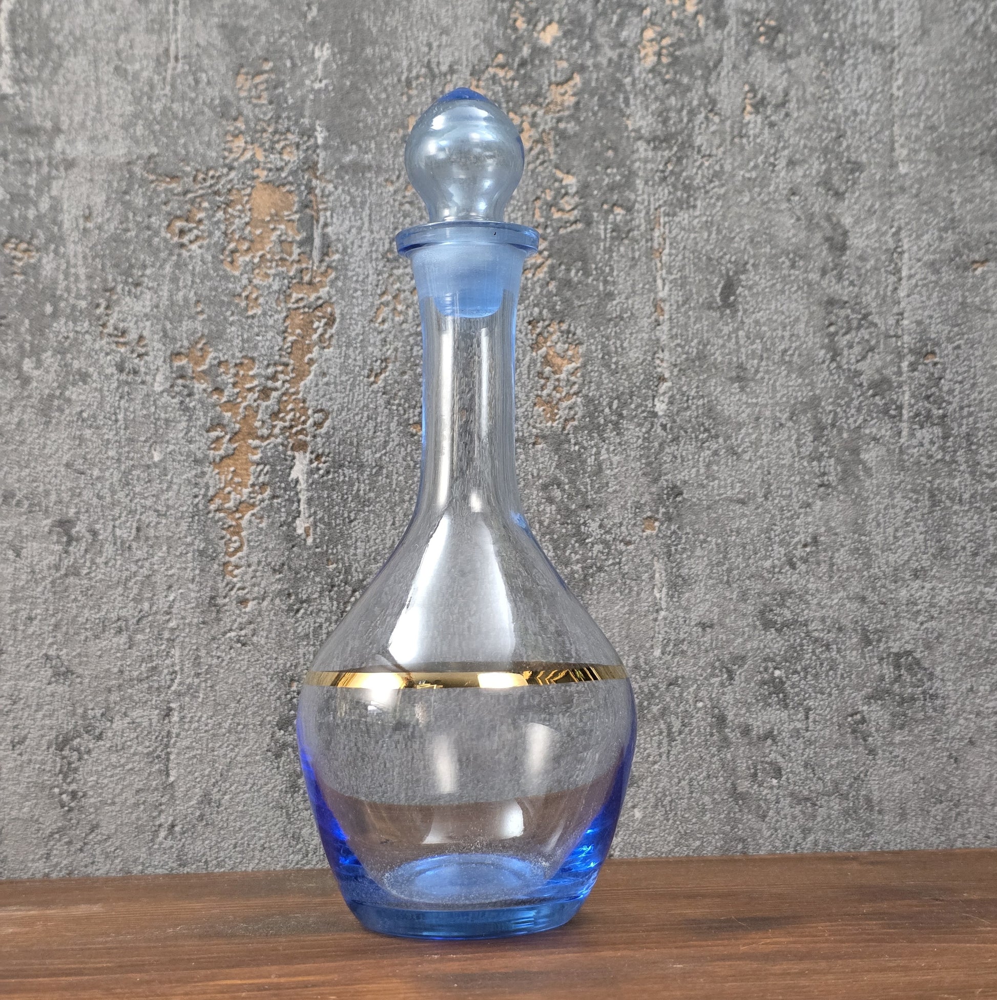 Elegantes Vintage-Likörset aus blauem Bohemia-Glas mit Goldrand, bestehend aus Karaffe und sechs Gläsern, 1960er–1970er Jahre.