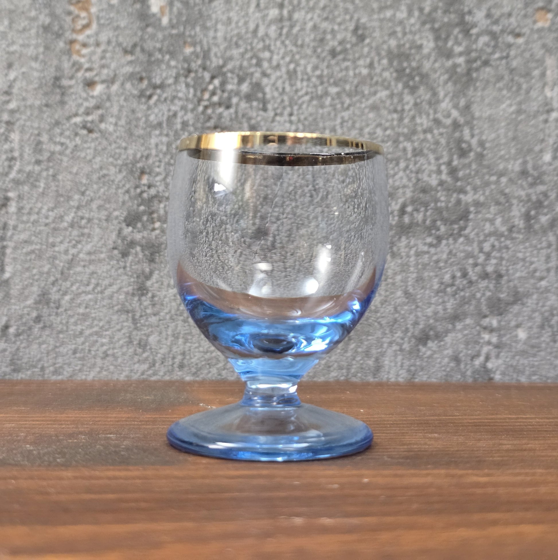 Elegantes Vintage-Likörset aus blauem Bohemia-Glas mit Goldrand, bestehend aus Karaffe und sechs Gläsern, 1960er–1970er Jahre.