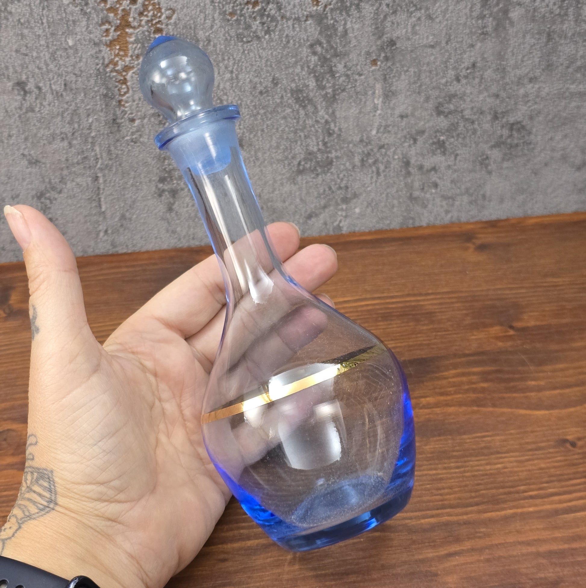 Elegantes Vintage-Likörset aus blauem Bohemia-Glas mit Goldrand, bestehend aus Karaffe und sechs Gläsern, 1960er–1970er Jahre.