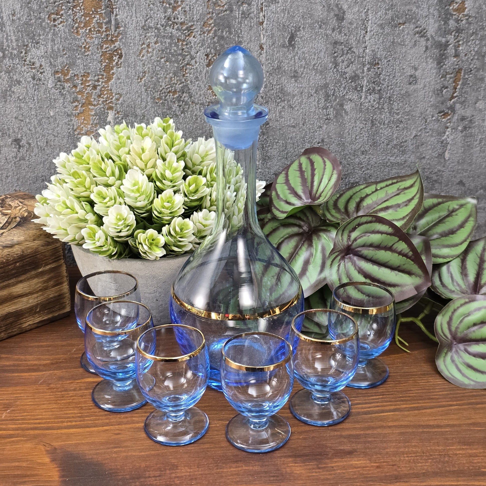 Elegantes Vintage-Likörset aus blauem Bohemia-Glas mit Goldrand, bestehend aus Karaffe und sechs Gläsern, 1960er–1970er Jahre.