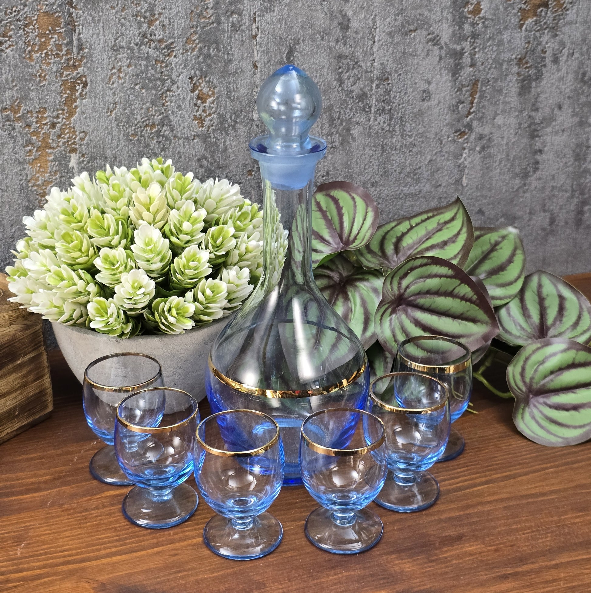 Elegantes Vintage-Likörset aus blauem Bohemia-Glas mit Goldrand, bestehend aus Karaffe und sechs Gläsern, 1960er–1970er Jahre.