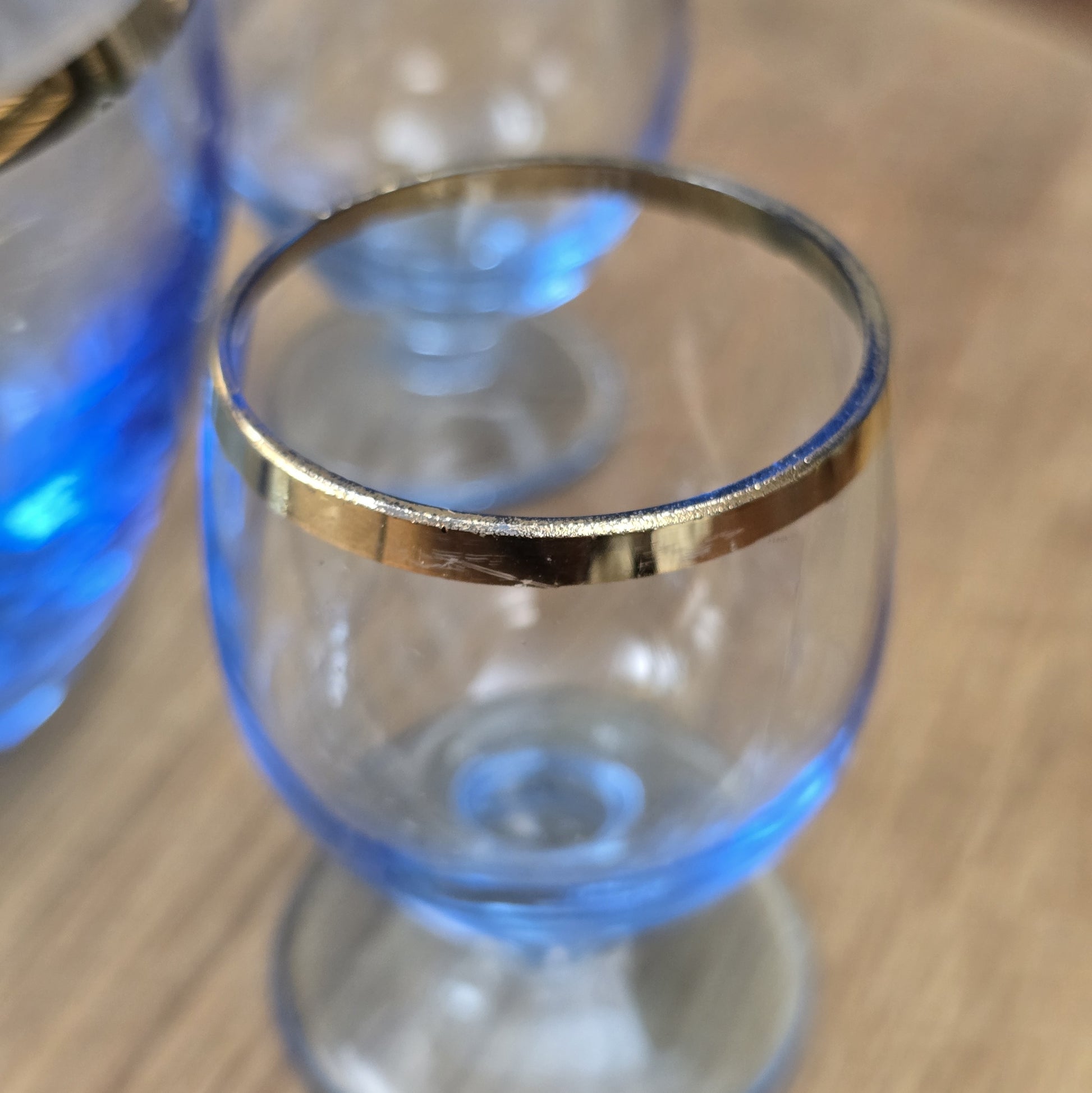 Elegantes Vintage-Likörset aus blauem Bohemia-Glas mit Goldrand, bestehend aus Karaffe und sechs Gläsern, 1960er–1970er Jahre.