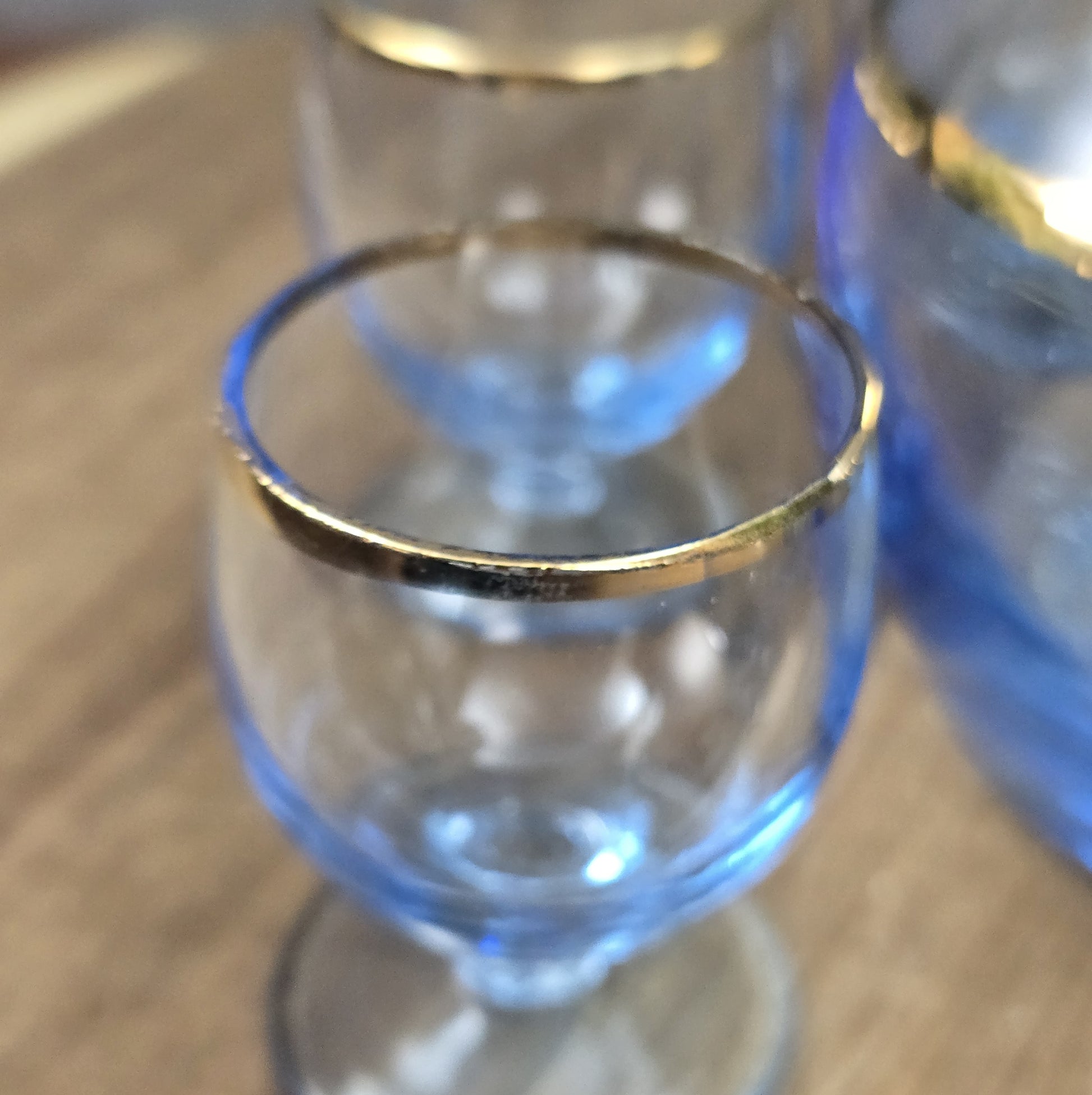 Elegantes Vintage-Likörset aus blauem Bohemia-Glas mit Goldrand, bestehend aus Karaffe und sechs Gläsern, 1960er–1970er Jahre.