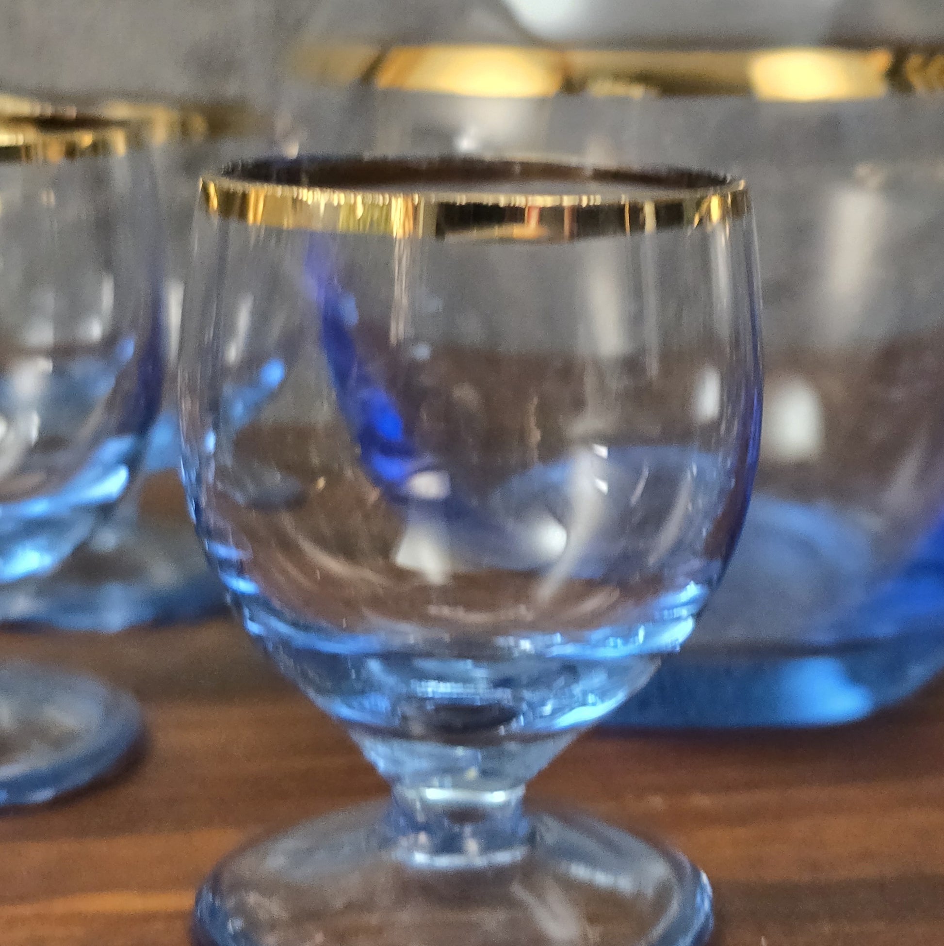 Elegantes Vintage-Likörset aus blauem Bohemia-Glas mit Goldrand, bestehend aus Karaffe und sechs Gläsern, 1960er–1970er Jahre.