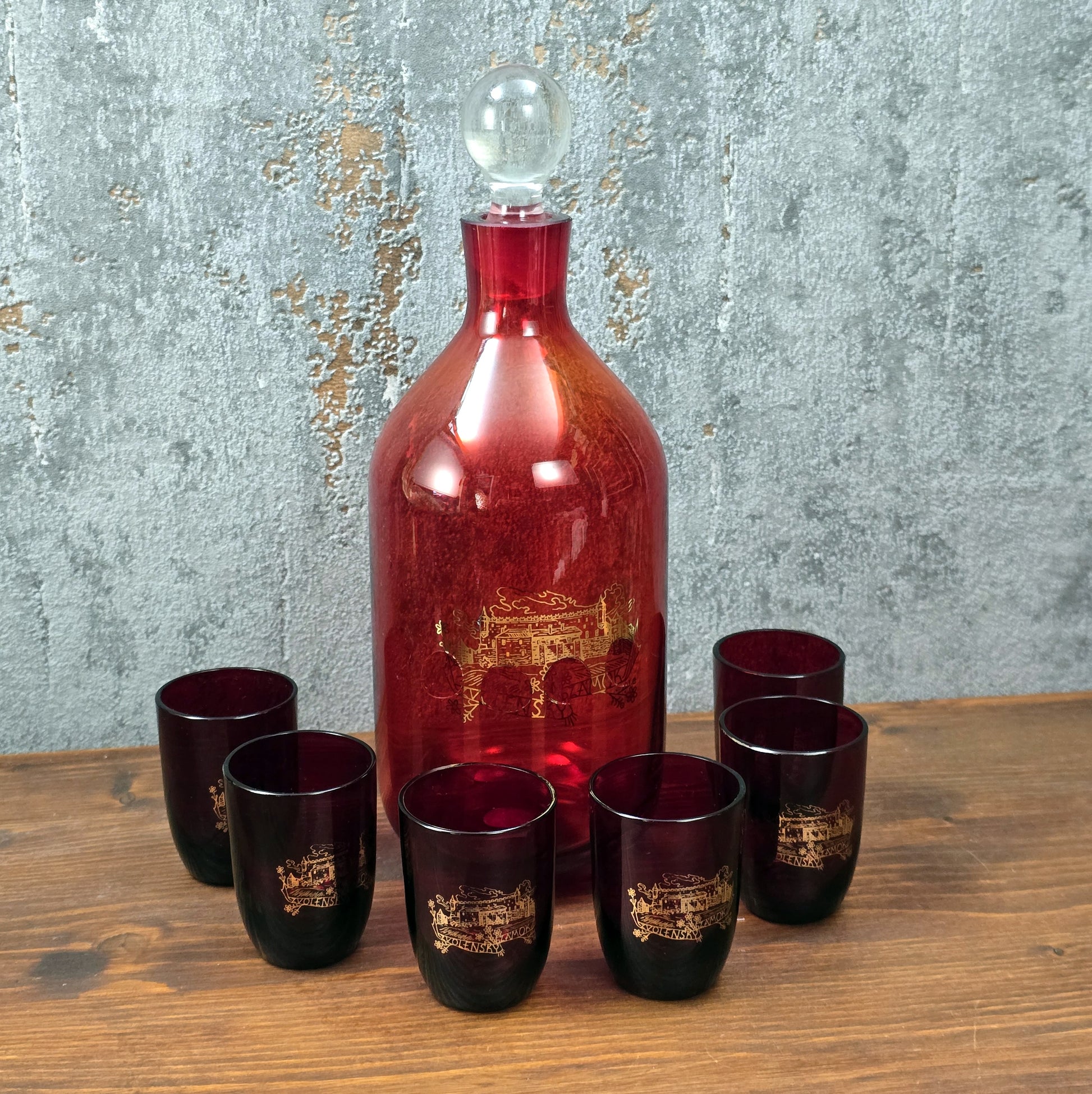 Rubinrotes Vintage-Karaffenset der 1960er mit Golddekor und sechs Gläsern, hergestellt von ČZK, ideal für Barwagen, Drinks und stilvolle Wohnakzente.