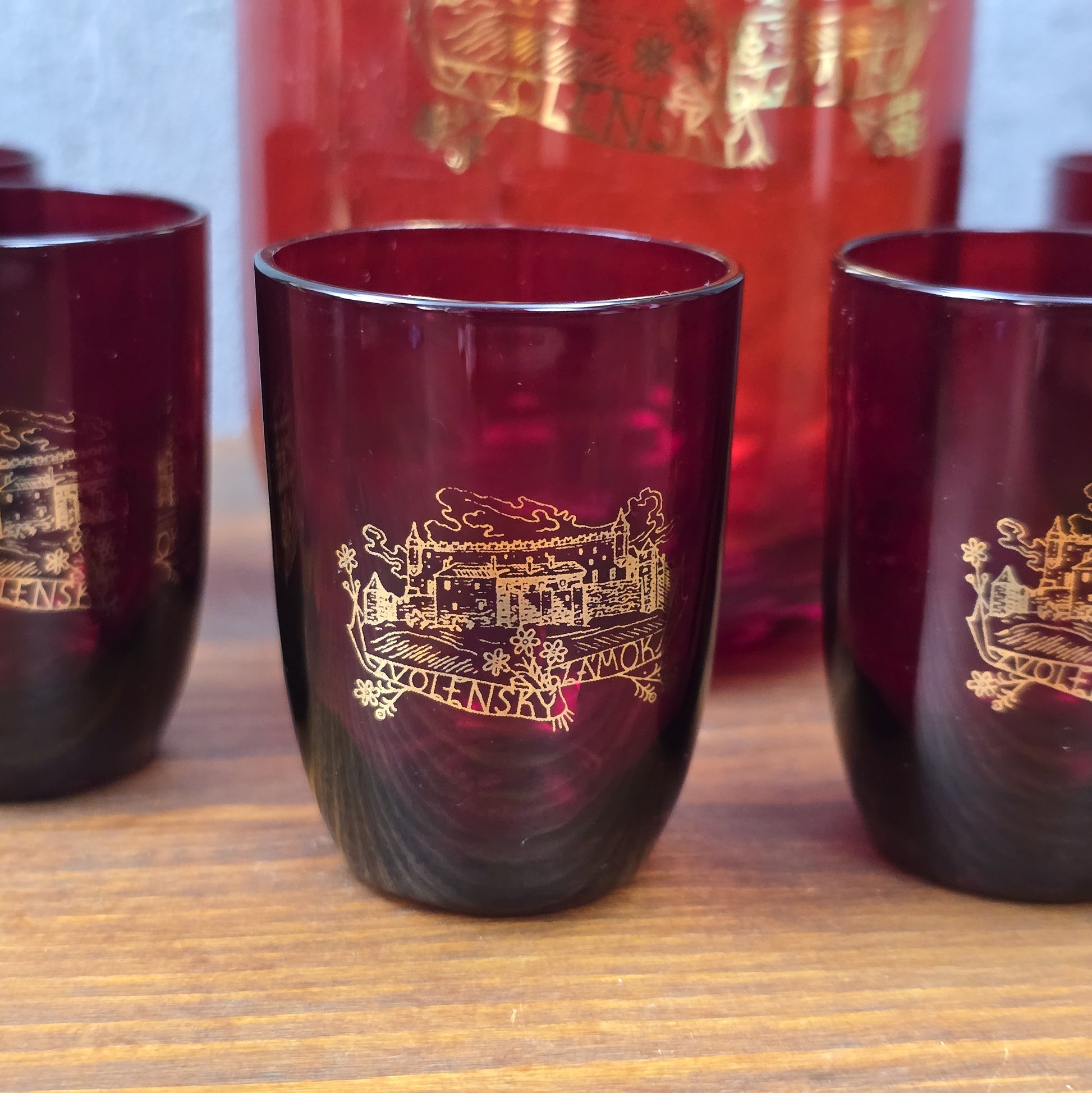 Rubinrotes Vintage-Karaffenset der 1960er mit Golddekor und sechs Gläsern, hergestellt von ČZK, ideal für Barwagen, Drinks und stilvolle Wohnakzente.