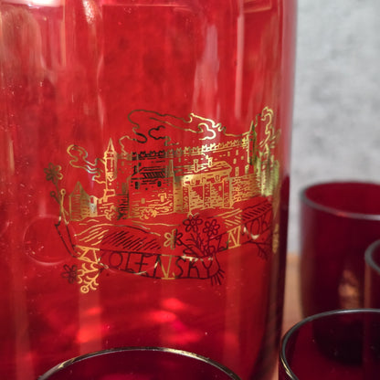 Rubinrotes Vintage-Karaffenset der 1960er mit Golddekor und sechs Gläsern, hergestellt von ČZK, ideal für Barwagen, Drinks und stilvolle Wohnakzente.