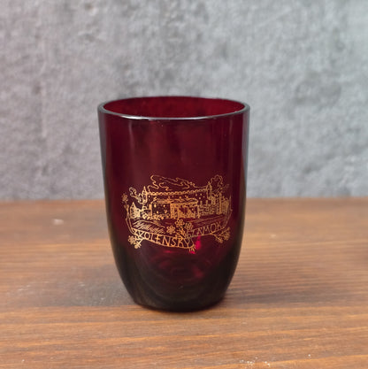 Rubinrotes Vintage-Karaffenset der 1960er mit Golddekor und sechs Gläsern, hergestellt von ČZK, ideal für Barwagen, Drinks und stilvolle Wohnakzente.