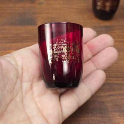 Rubinrotes Vintage-Karaffenset der 1960er mit Golddekor und sechs Gläsern, hergestellt von ČZK, ideal für Barwagen, Drinks und stilvolle Wohnakzente.