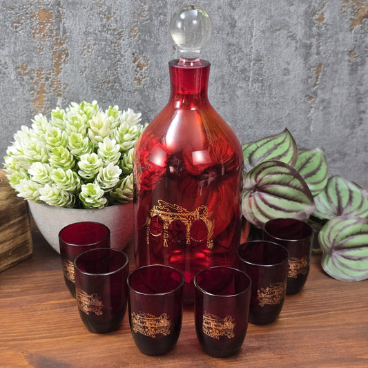 Rubinrotes Vintage-Karaffenset der 1960er mit Golddekor und sechs Gläsern, hergestellt von ČZK, ideal für Barwagen, Drinks und stilvolle Wohnakzente.