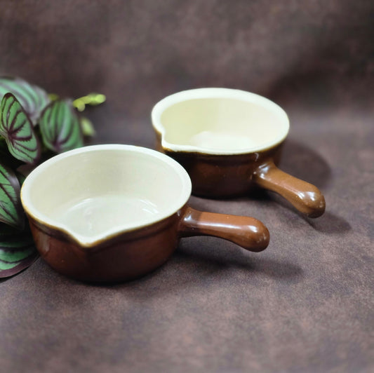 Set aus 2 Saucenpfännchen, braun/creme. Schweres Steinzeug, Landhaus-Look, ca. 1970er–1980er. Praktisch & dekorativ, gute Erhaltung mit Patina/Craquelé.