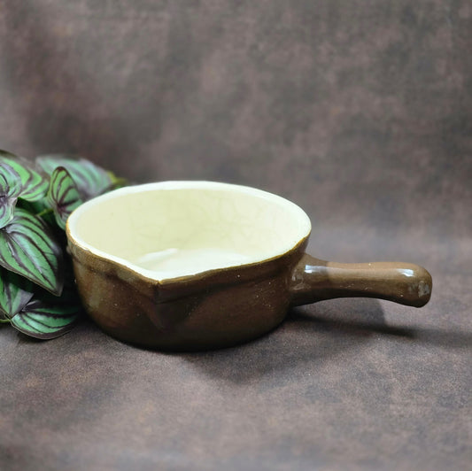 Rustikaler Keramik-Stieltopf mit Ausguss von FNK Bochnia (Polen), ca. 1970er–1980er. Braun/creme, schweres Steinzeug, ideal zum Servieren. Guter Vintage-Zustand mit authentischem Craquelé.