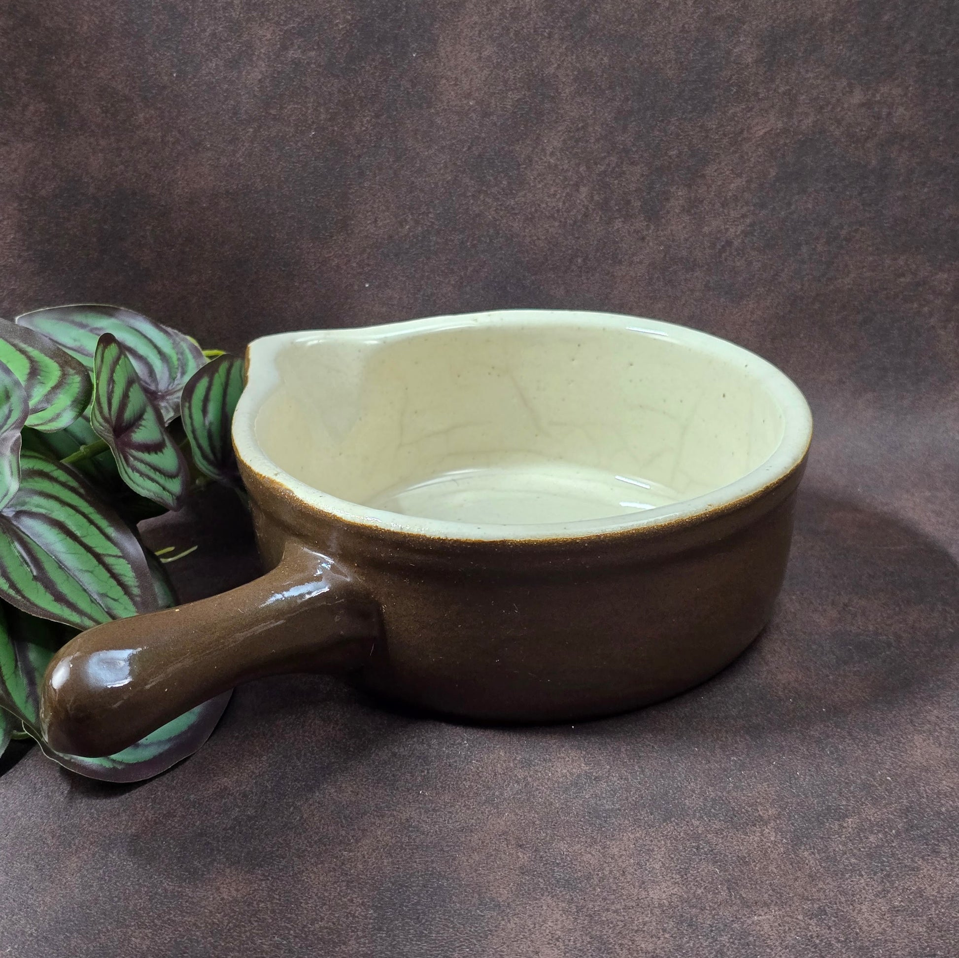 Rustikaler Keramik-Stieltopf mit Ausguss von FNK Bochnia (Polen), ca. 1970er–1980er. Braun/creme, schweres Steinzeug, ideal zum Servieren. Guter Vintage-Zustand mit authentischem Craquelé.