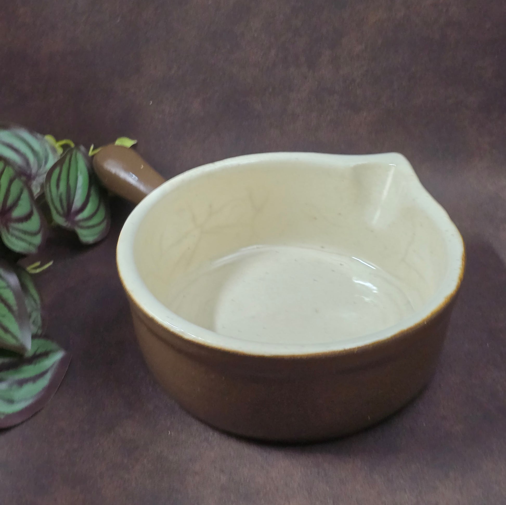 Rustikaler Keramik-Stieltopf mit Ausguss von FNK Bochnia (Polen), ca. 1970er–1980er. Braun/creme, schweres Steinzeug, ideal zum Servieren. Guter Vintage-Zustand mit authentischem Craquelé.