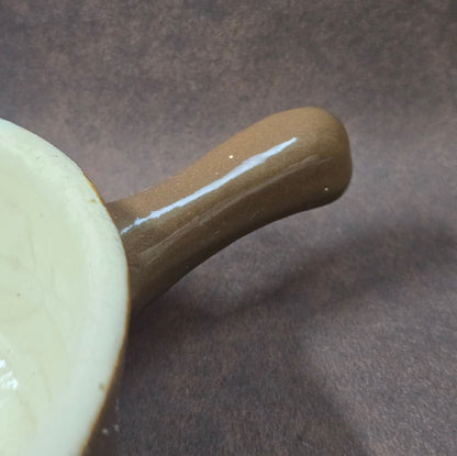 Rustikaler Keramik-Stieltopf mit Ausguss von FNK Bochnia (Polen), ca. 1970er–1980er. Braun/creme, schweres Steinzeug, ideal zum Servieren. Guter Vintage-Zustand mit authentischem Craquelé.