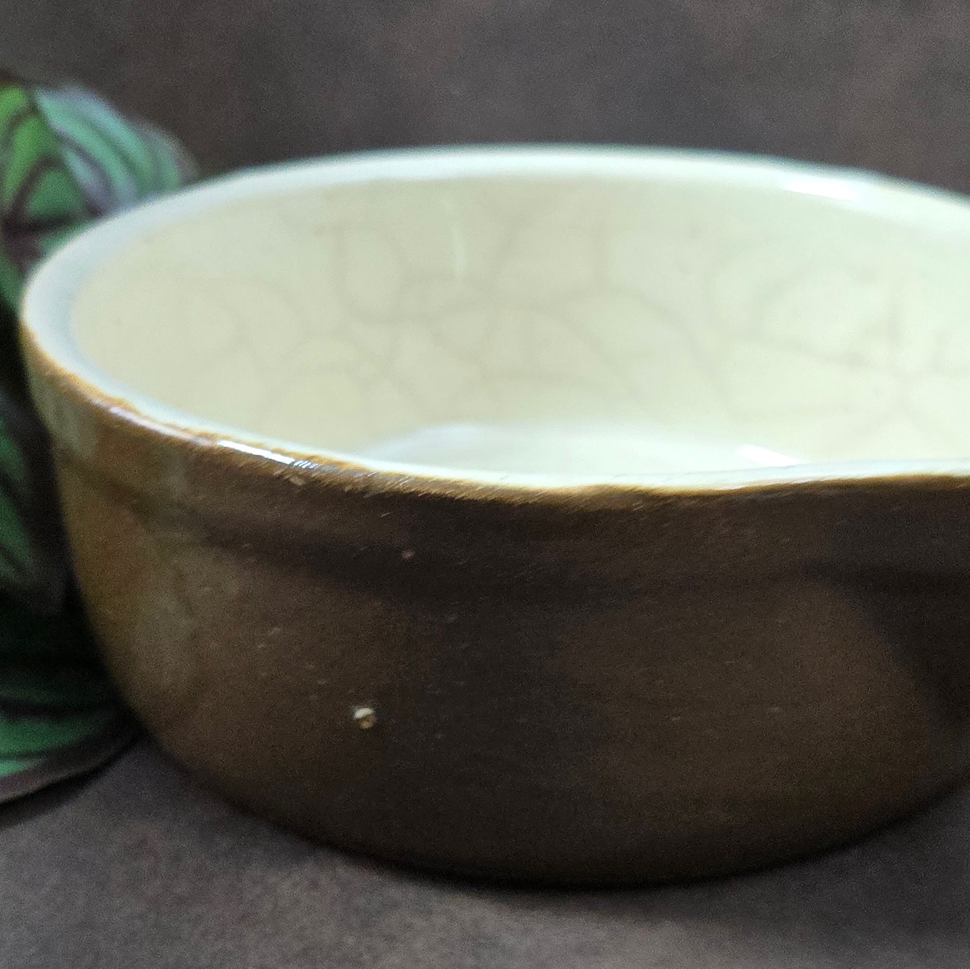 Rustikaler Keramik-Stieltopf mit Ausguss von FNK Bochnia (Polen), ca. 1970er–1980er. Braun/creme, schweres Steinzeug, ideal zum Servieren. Guter Vintage-Zustand mit authentischem Craquelé.