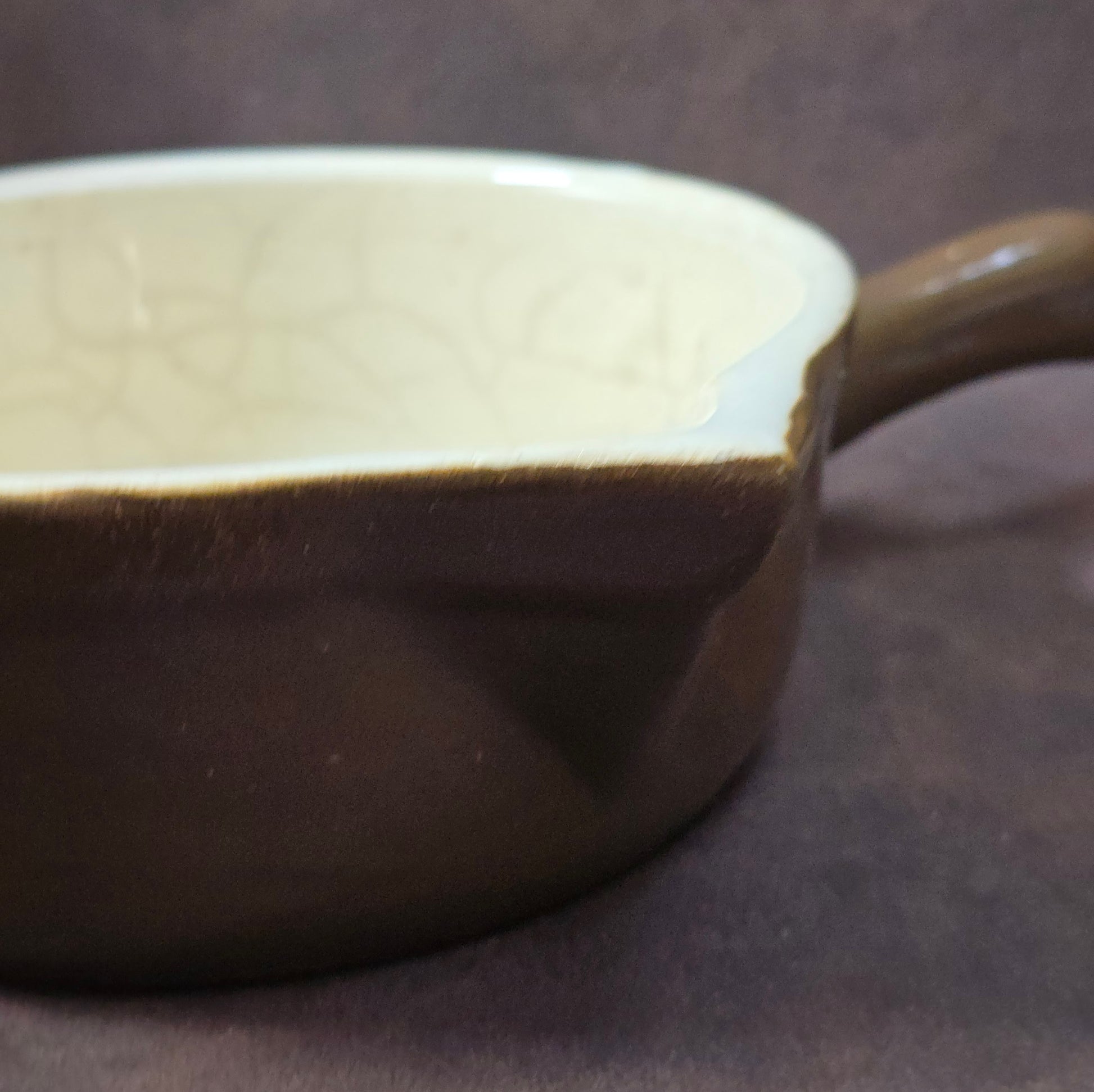 Rustikaler Keramik-Stieltopf mit Ausguss von FNK Bochnia (Polen), ca. 1970er–1980er. Braun/creme, schweres Steinzeug, ideal zum Servieren. Guter Vintage-Zustand mit authentischem Craquelé.
