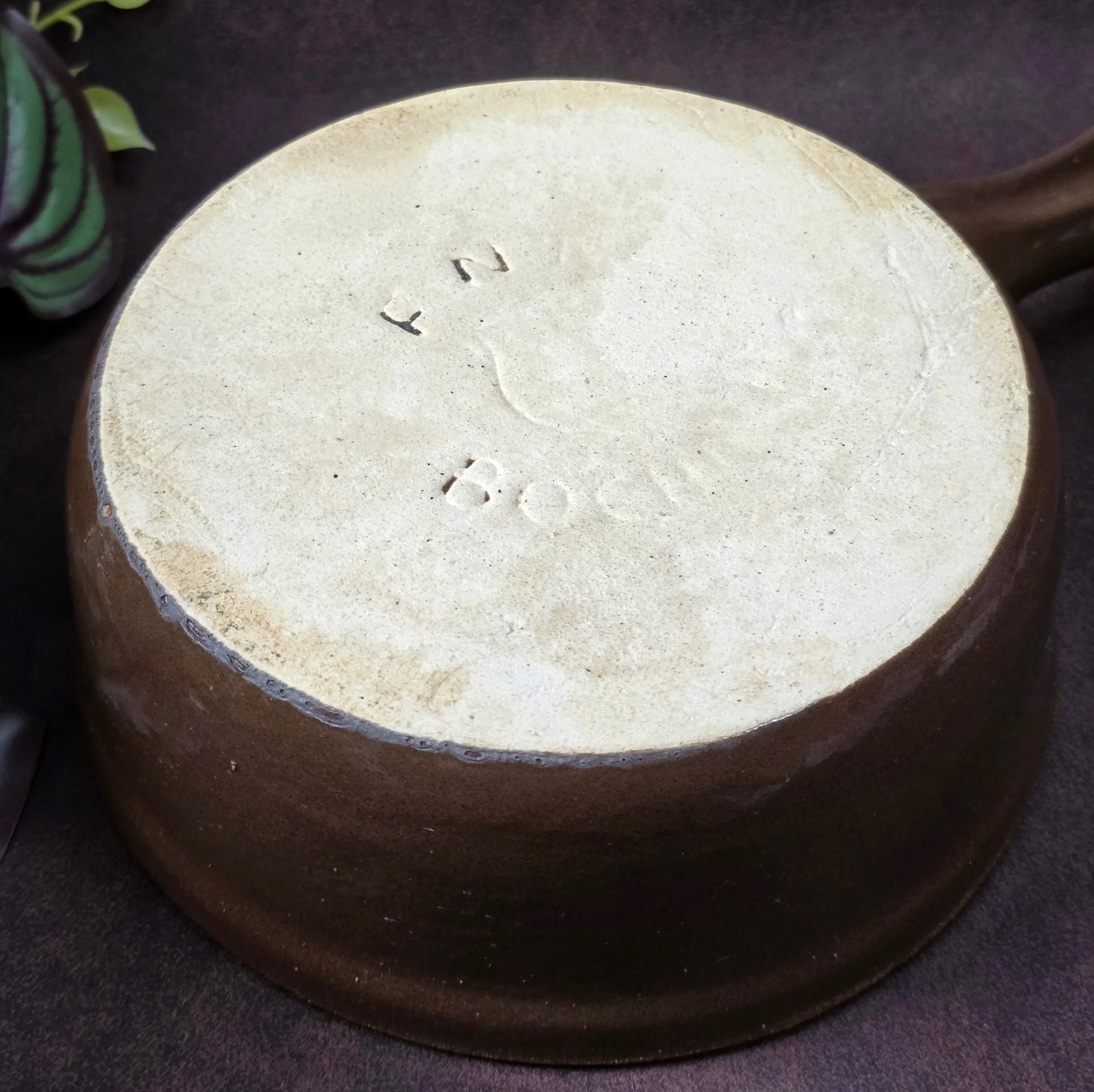 Rustikaler Keramik-Stieltopf mit Ausguss von FNK Bochnia (Polen), ca. 1970er–1980er. Braun/creme, schweres Steinzeug, ideal zum Servieren. Guter Vintage-Zustand mit authentischem Craquelé.
