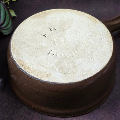 Rustikaler Keramik-Stieltopf mit Ausguss von FNK Bochnia (Polen), ca. 1970er–1980er. Braun/creme, schweres Steinzeug, ideal zum Servieren. Guter Vintage-Zustand mit authentischem Craquelé.