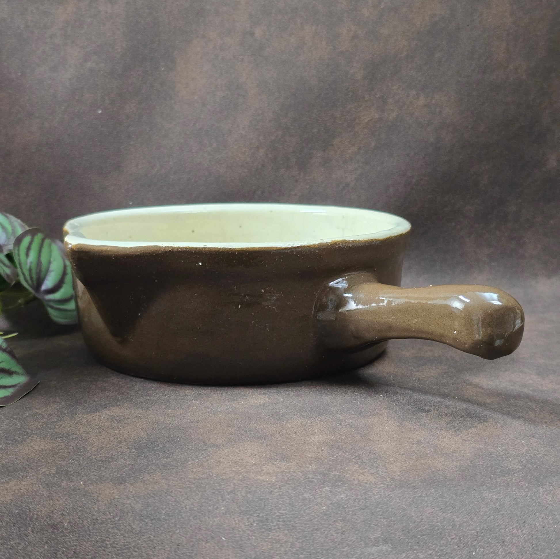 Rustikaler Keramik-Stieltopf mit Ausguss von FNK Bochnia (Polen), ca. 1970er–1980er. Braun/creme, schweres Steinzeug, ideal zum Servieren. Guter Vintage-Zustand mit authentischem Craquelé.